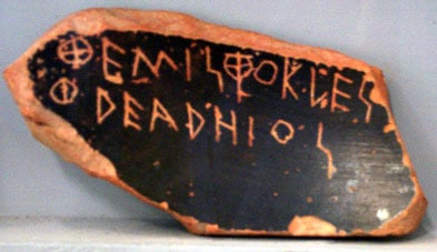 Lorsque l'ostracisme était demandé, les citoyens écrivaient les noms sur des morceaux de poterie.