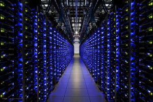 Chez un hébergeur de sites, le datacenter est une pièce pleine de serveurs sur lesquels se trouvent les sites web des clients.