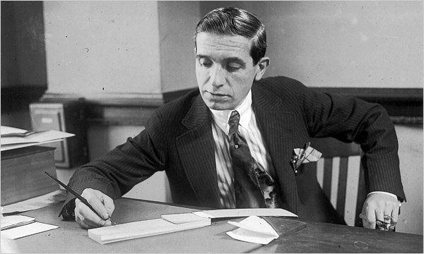 Charles Ponzi - fondateur de la pyramide de Ponzi