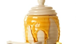 Un honey pot ("pot de miel" en français) est un piège informatique qui permet généralement à des organisations légales d'attirer des criminels sans se faire repérer.